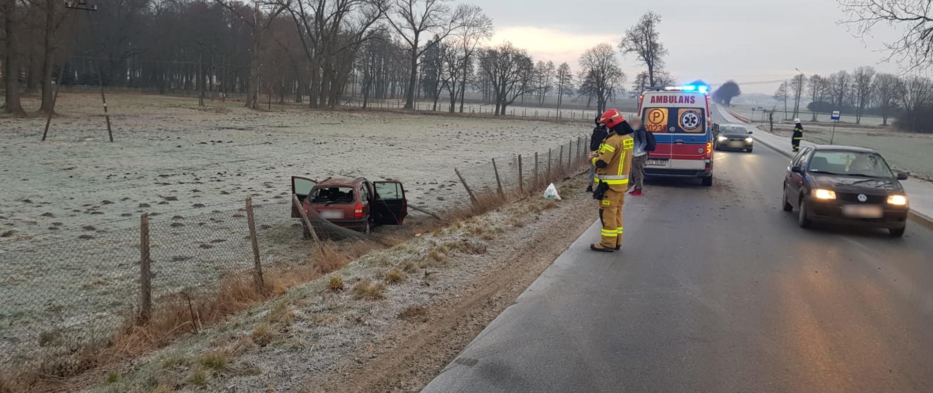 Teren działań służb. w tle samochód osobowy oraz służby po zakończeniu działań ratowniczych.