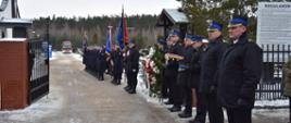 Funkcjonariusze stanowiący asystę honorową oraz kompania honorowa ustawieni na cmentarzu