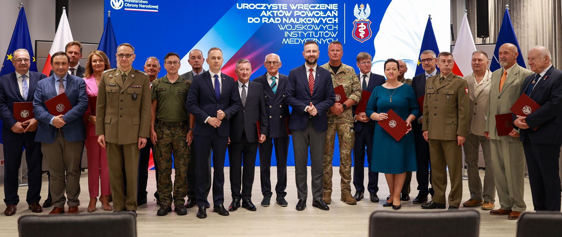 13 sierpnia 2025 w Wojskowym Centrum Edukacji Obywatelskiej w Warszawie, Władysław Kosiniak-Kamysz, wicepremier-minister obrony narodowej, wręczył powołania do Rad Naukowych kluczowych instytutów wojskowej służby zdrowia. Fot. Krzysztof Niedziela/MON