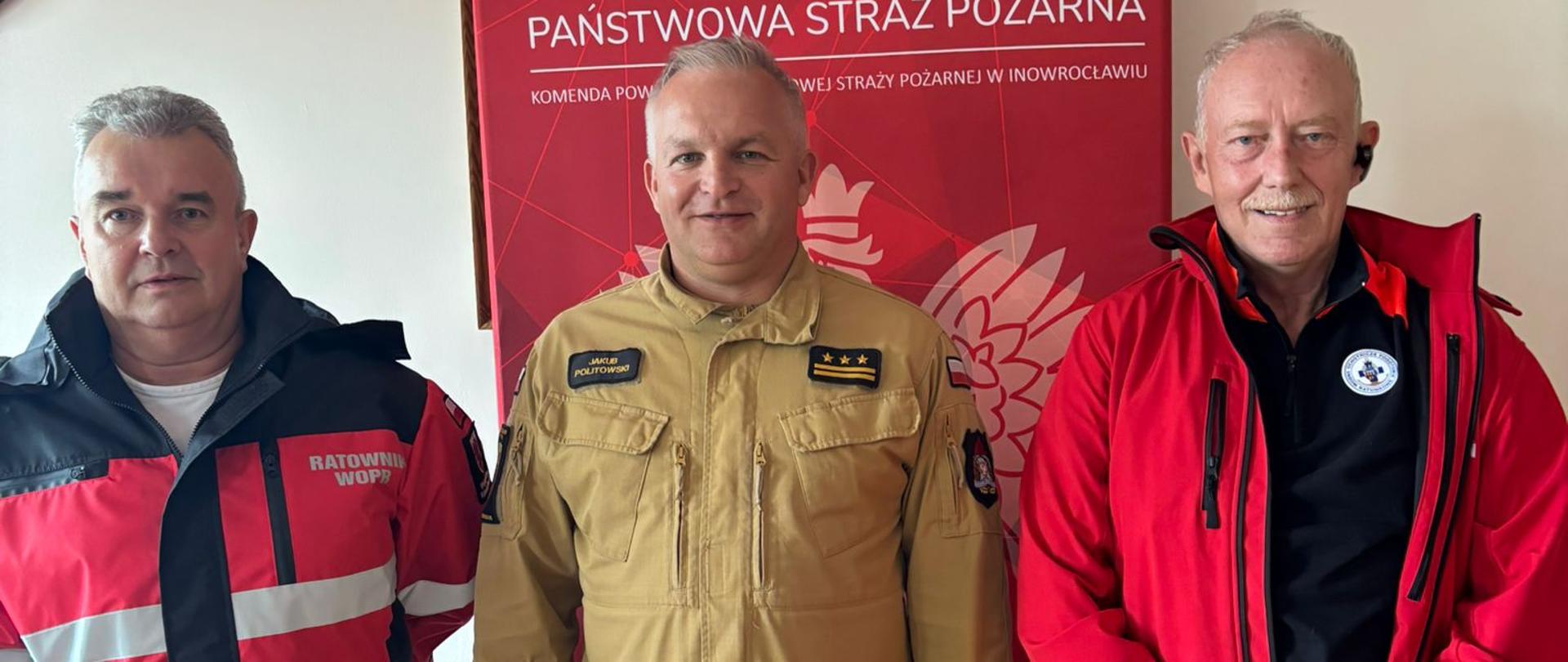 Spotkanie robocze Komendanta Powiatowego PSP w Inowrocławiu st. bryg. Jakuba Politowskiego stojącego się po środku jednocześnie koordynatora do spraw ratownictwa wodnego PSP woj. Kujawsko - Pomorskiego z Prezesem WOPR w Toruniu Wojciechem Lewko stojącym po prawej stronie i jego zastępcą Krzysztofem Mrozem stojącym po lewej stronie