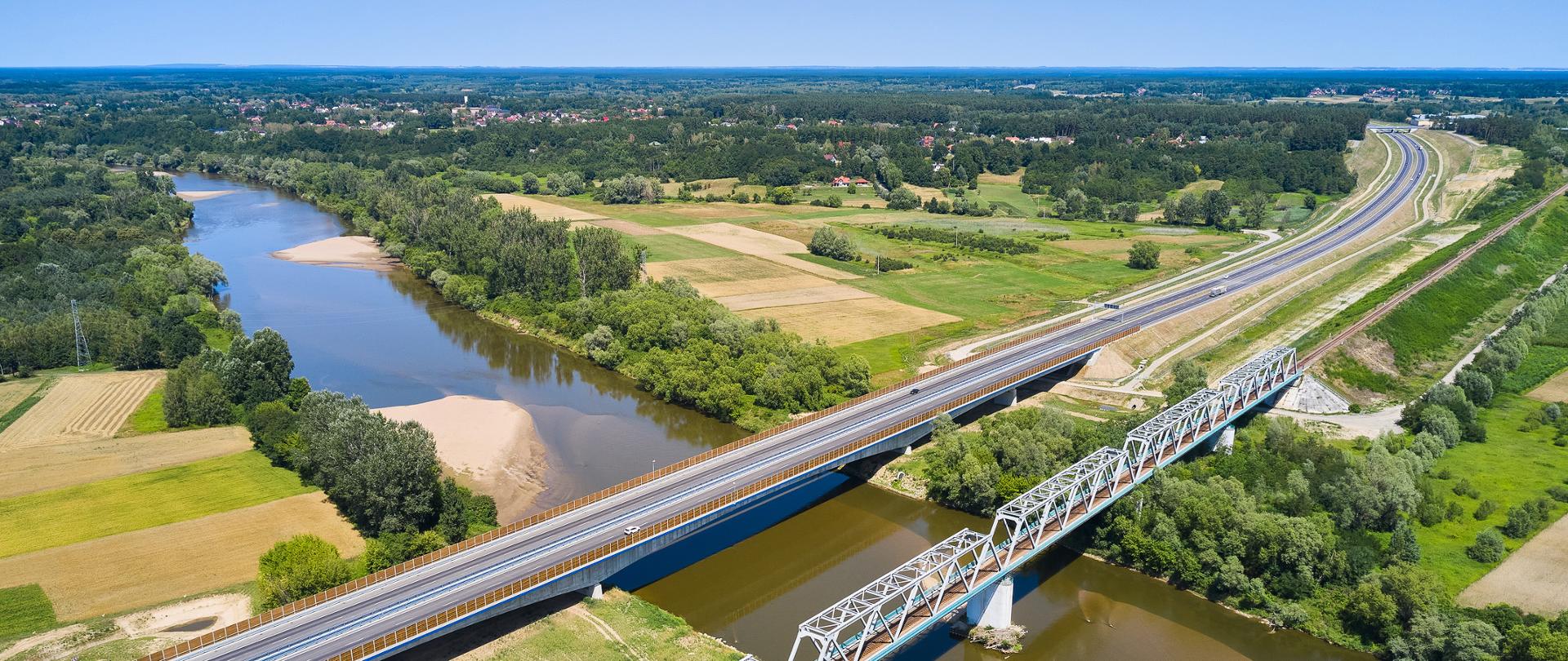Widok z lotu ptaka na most nad Sanem wybudowany w ramach S19 Zdziary - Rudnika Sanem