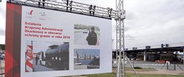 Telebim na przejściu granicznym przedstawiający działania Krajowej Administracji Skarbowej 