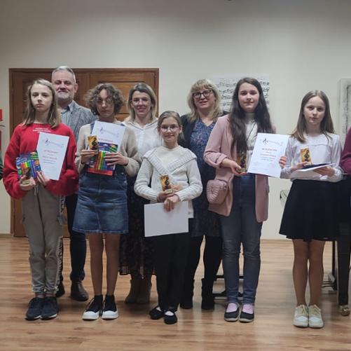 Na scenie laureaci konkursu wraz z jurorami. 