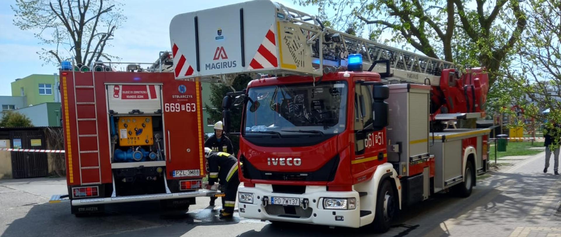 Na zdjęciu widoczne są samochody strażackie 