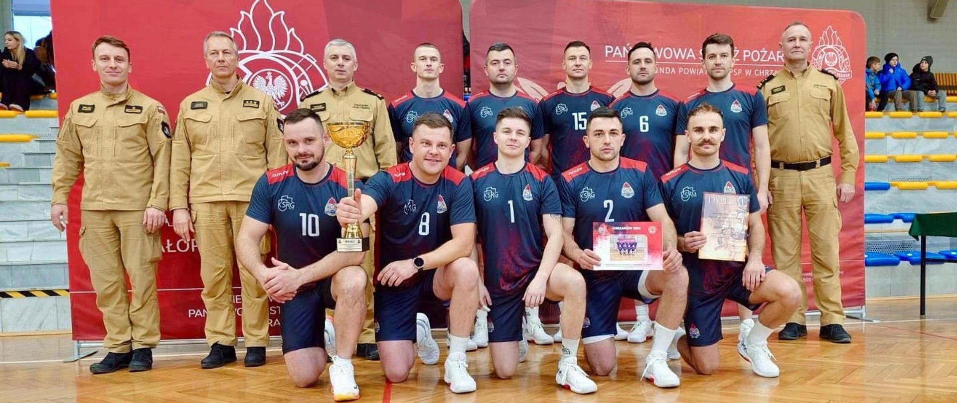 Strażacy z Komendy Powiatowej Państwowej Straży Pożarnej w Gorlicach po raz drugi zostali mistrzami województwa w siatkówce