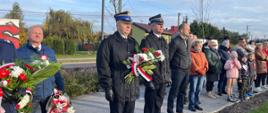 Zdjęcie przedstawia Dowódców Jednostki Ratowniczo-Gaśniczej w Strykowie podczas złożenia kwiatów.