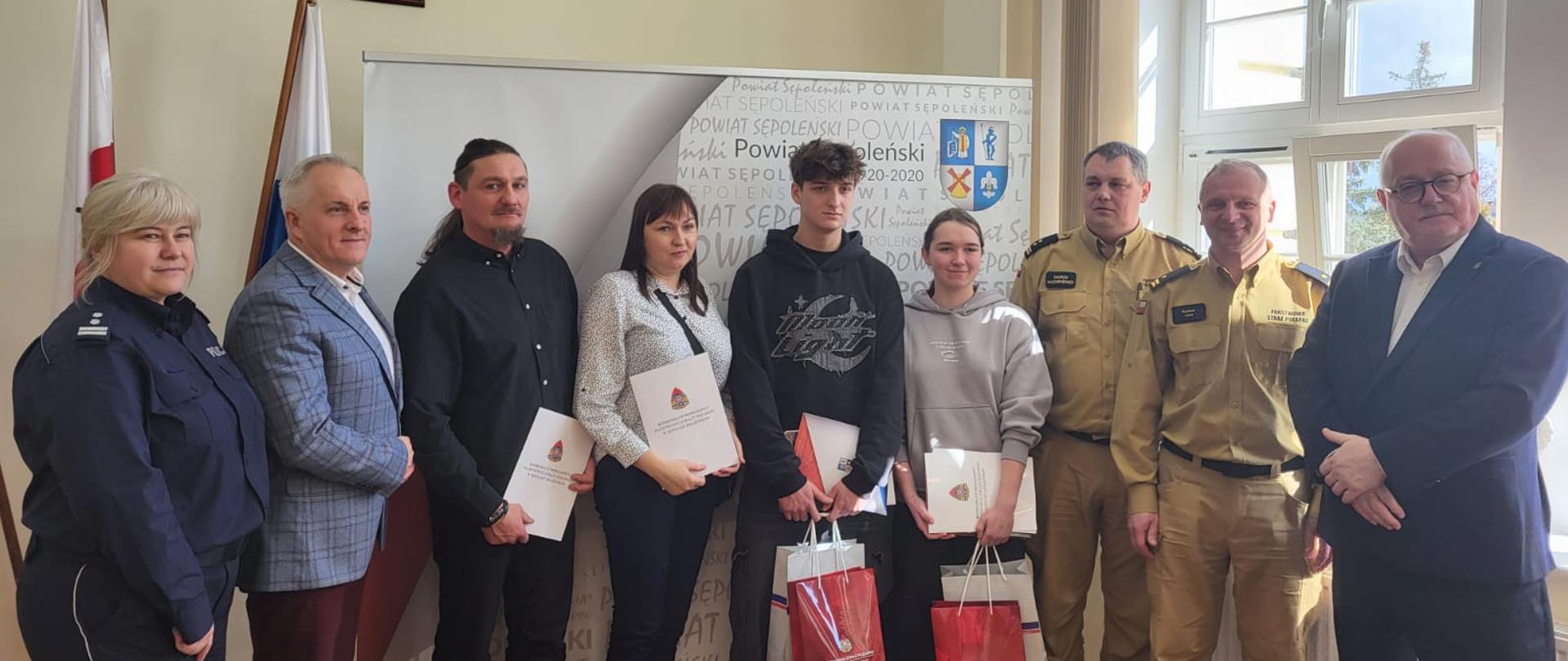 Starosta, komendanci powiatowi państwowej straży pożarnej i komendant policji oraz nagrodzeni goście pozują do wspólnego zdjęcia