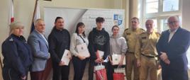 Starosta, komendanci powiatowi państwowej straży pożarnej i komendant policji oraz nagrodzeni goście pozują do wspólnego zdjęcia