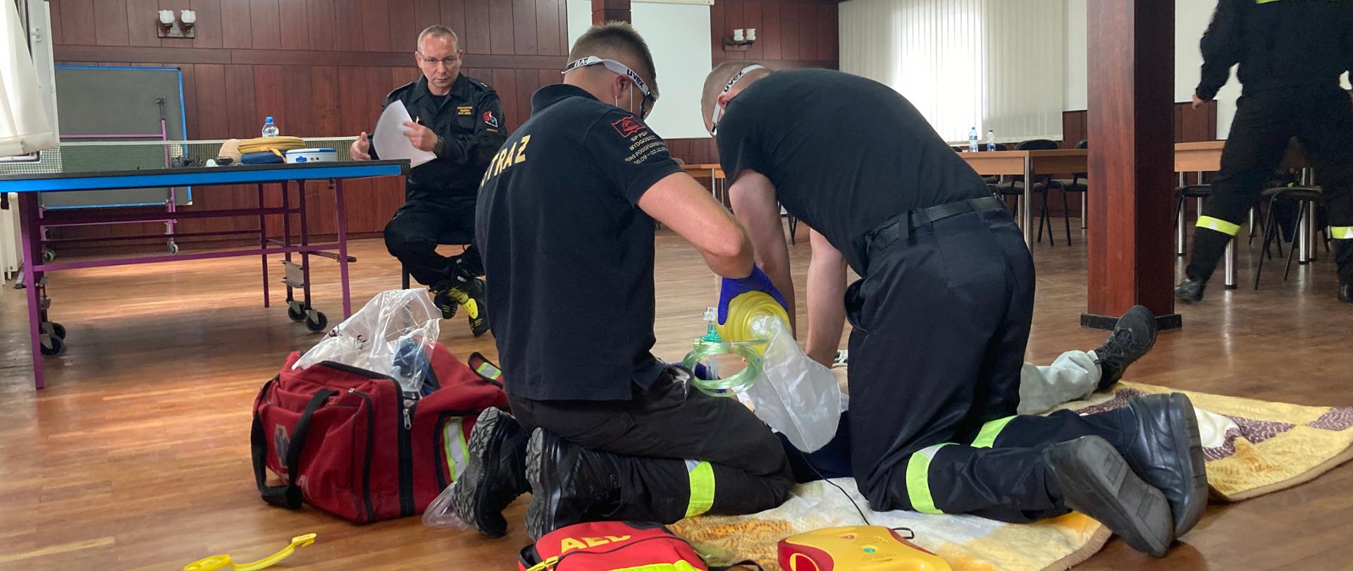 Strażacy udzielają pomocy.