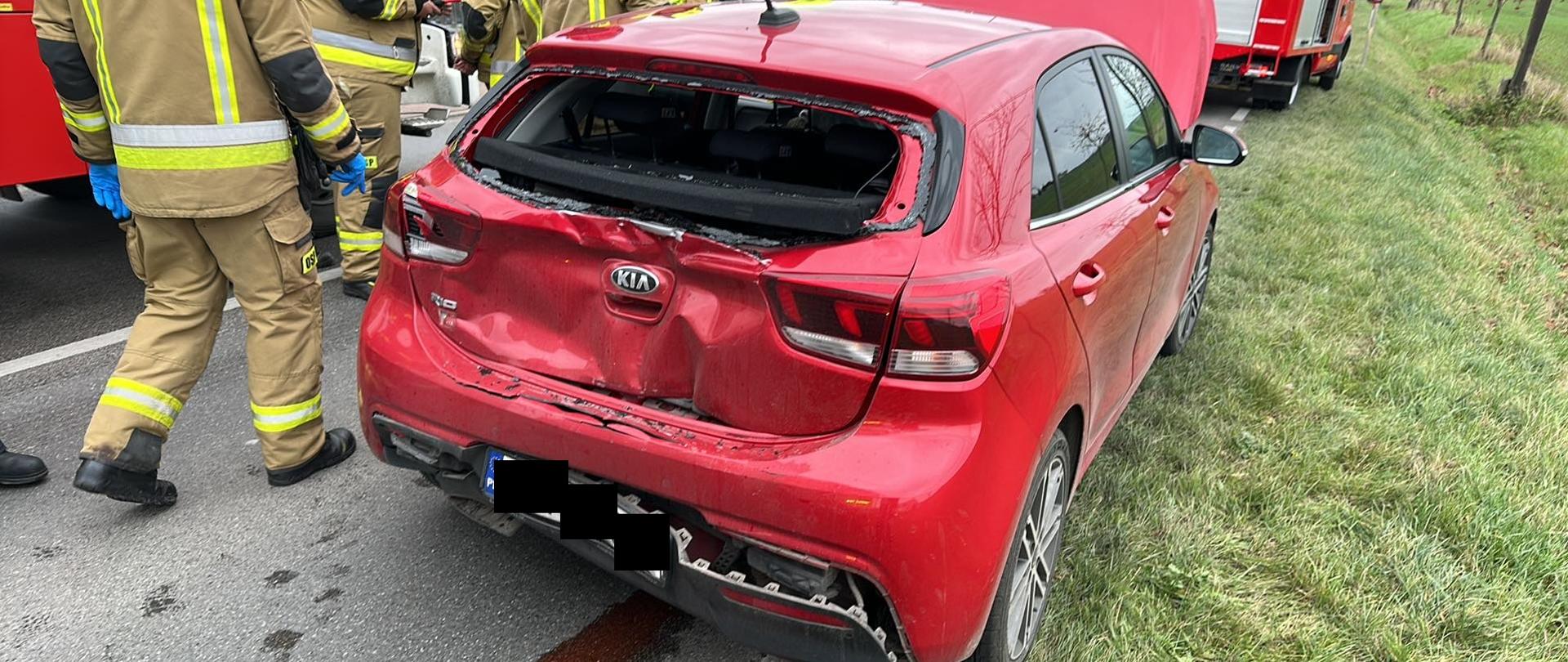 Uszkodzony tył samochodu osobowego