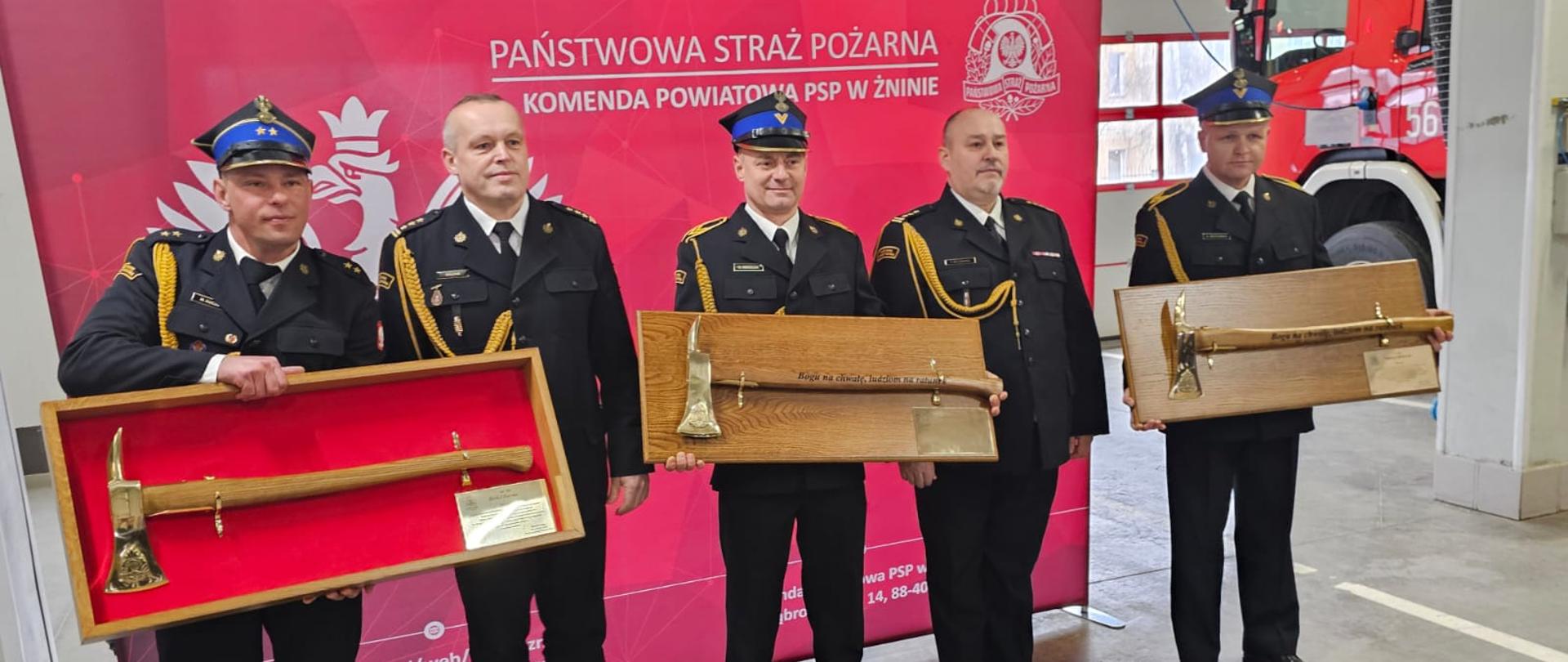 Wspólne zdjęcie emerytów z kierownictwem komendy