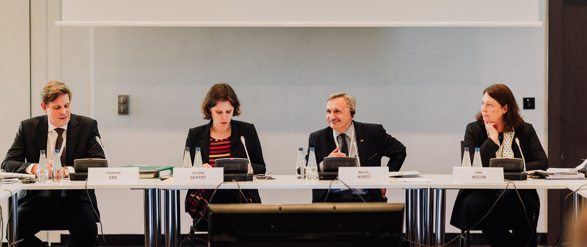 Za stołem prezydialnym siedzi wiceminister edukacji i jego niemiecka odpowiedniczka. 