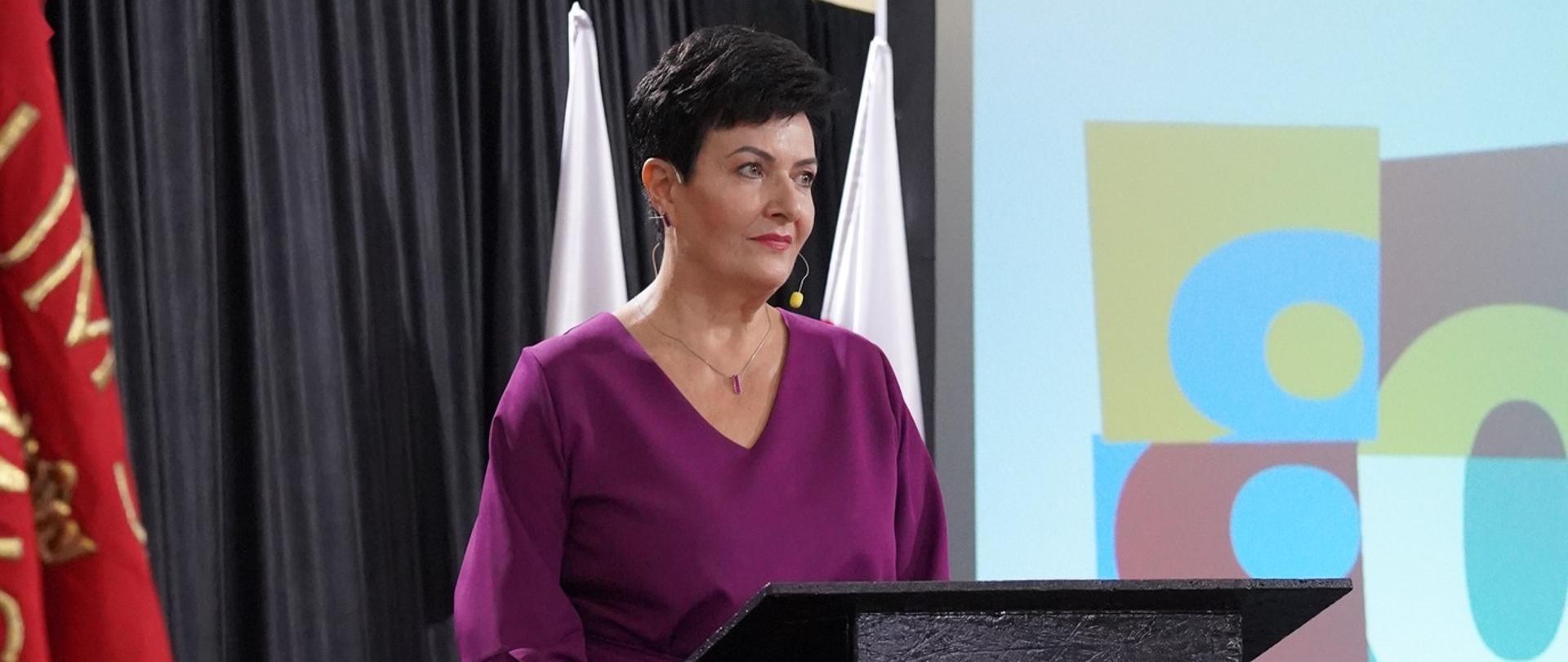 Na zdjęciu przemówienie dyrektora szkoły p. Doroty Kłodzińskiej