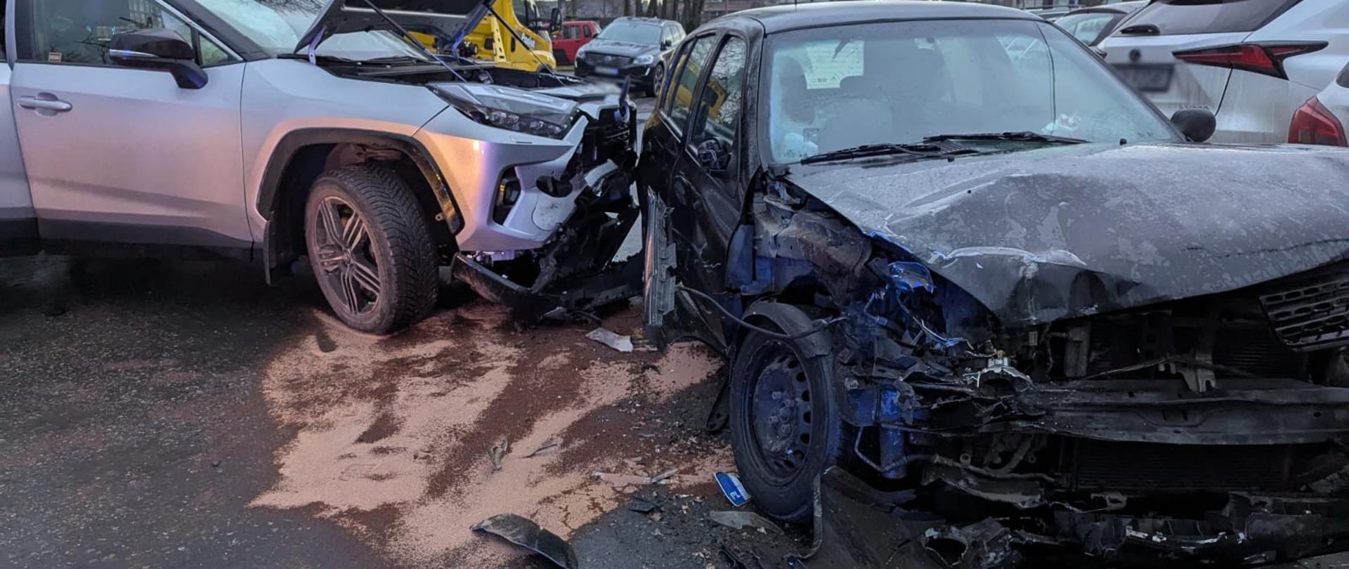 Rozbite samochody po zderzeniu a na drodze sorbent, którym zasypano wycieki