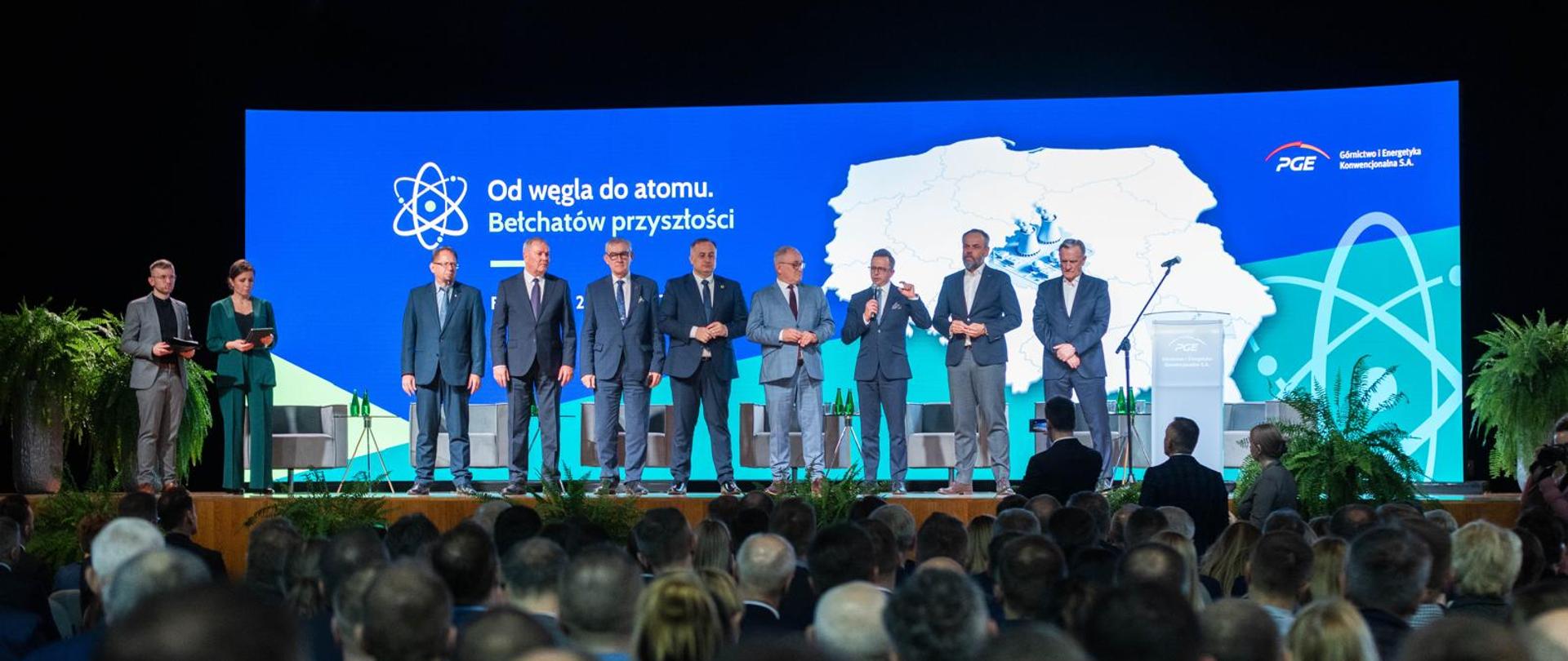 Uczestnicy konferencji podczas jej otwarcia - na scenie m.in. poseł do Parlamentu Europejskiego Dariusz Joński, wicewojewoda łódzki Marek Mazur czy wicemarszałek województwa łódzkiego Piotr Wojtysiak. 