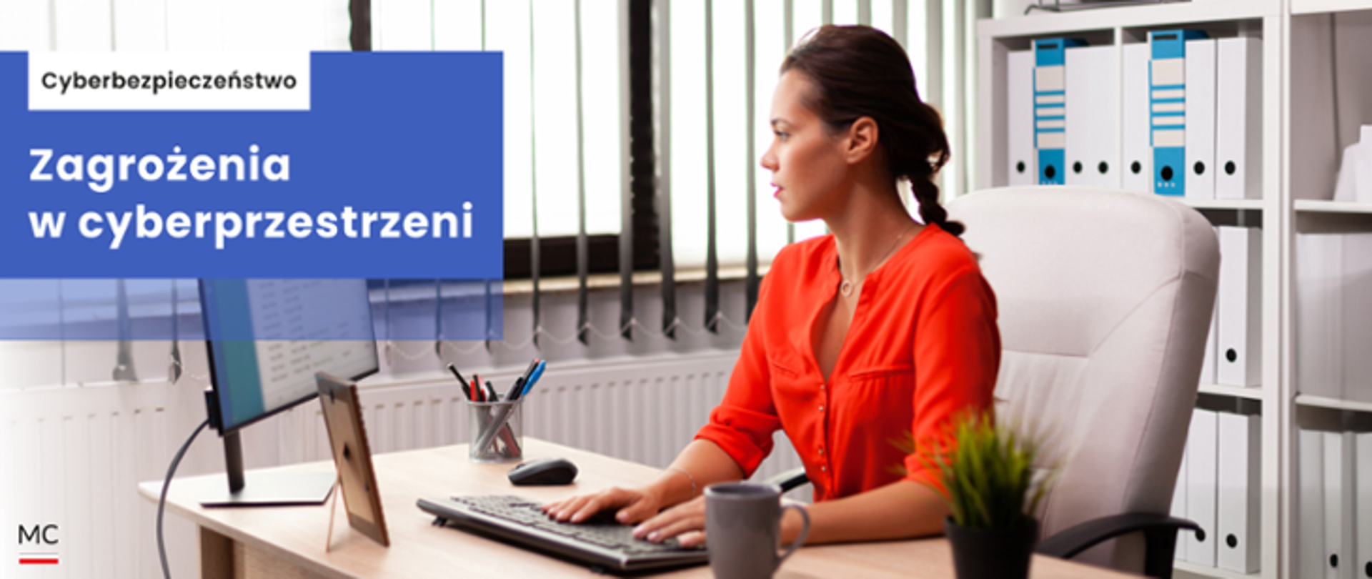 Napis po lewej stornie zagrożenia w cyberprzestrzeni , po prawej stronie kobieta w pomarańczowej bluzce przy kopmputerze