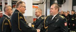 Komendant powiatowy dziękuje odchodzącym na emeryturę za długoletnią służbę