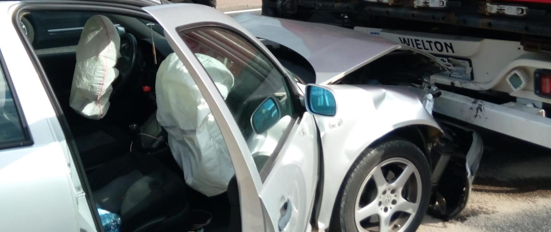 Zdjęcie przedstawia samochód osobowy, który wjechał pod naczepę ciągnika siodłowego.