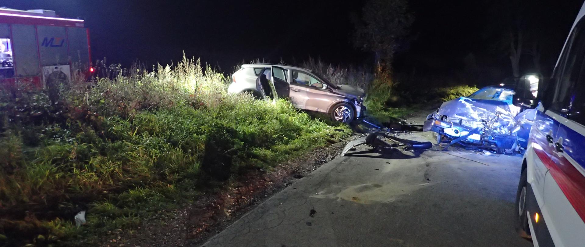 dwa samochody osobowe po zderzeniu czołowym 