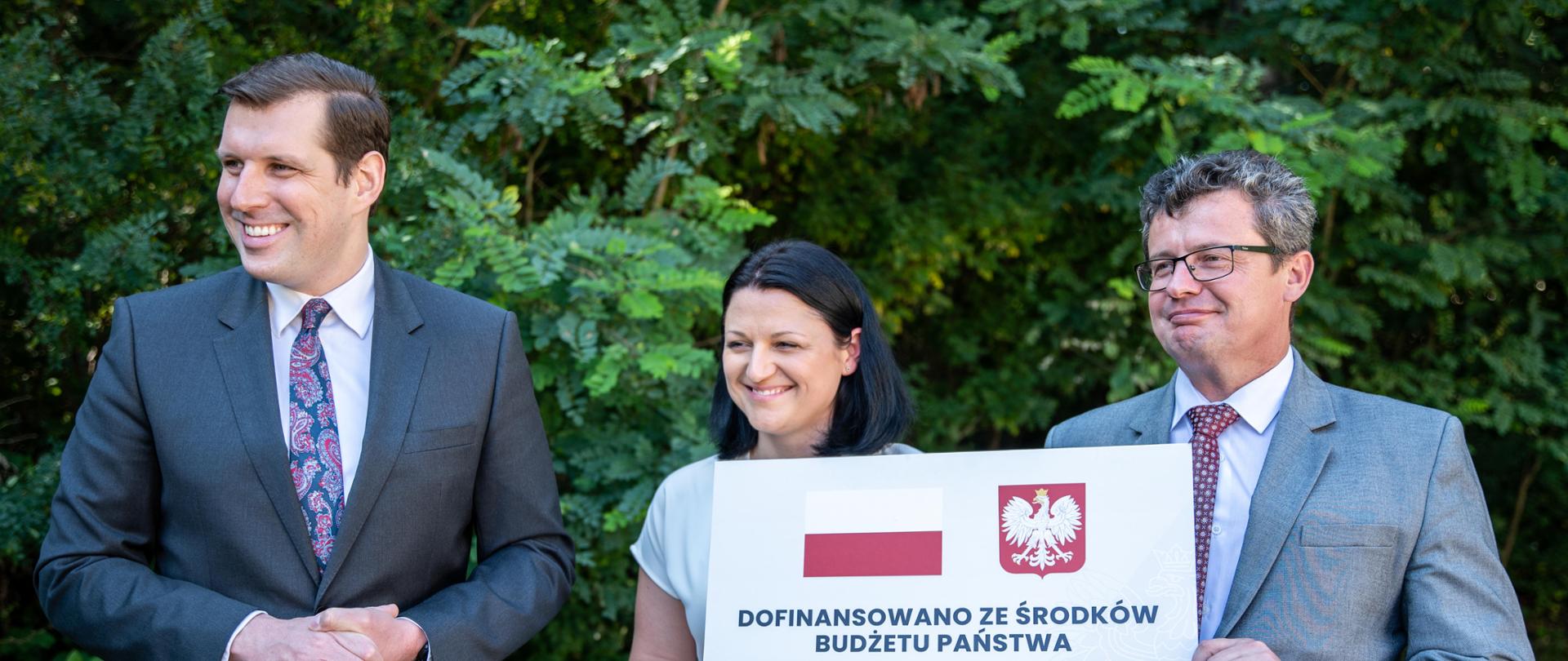 Symboliczny czek z kwotą dofinansowania