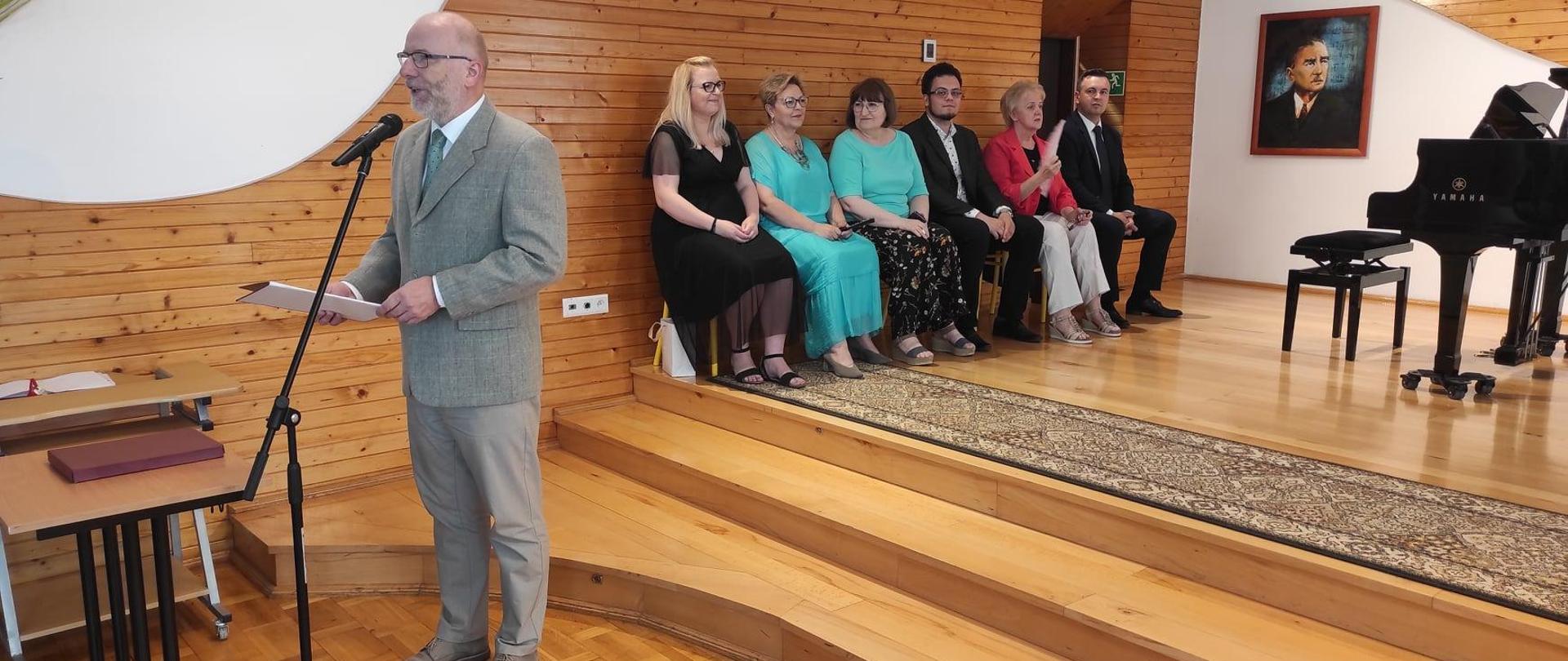 podsumowanie roku szkolnego przez dyrektora