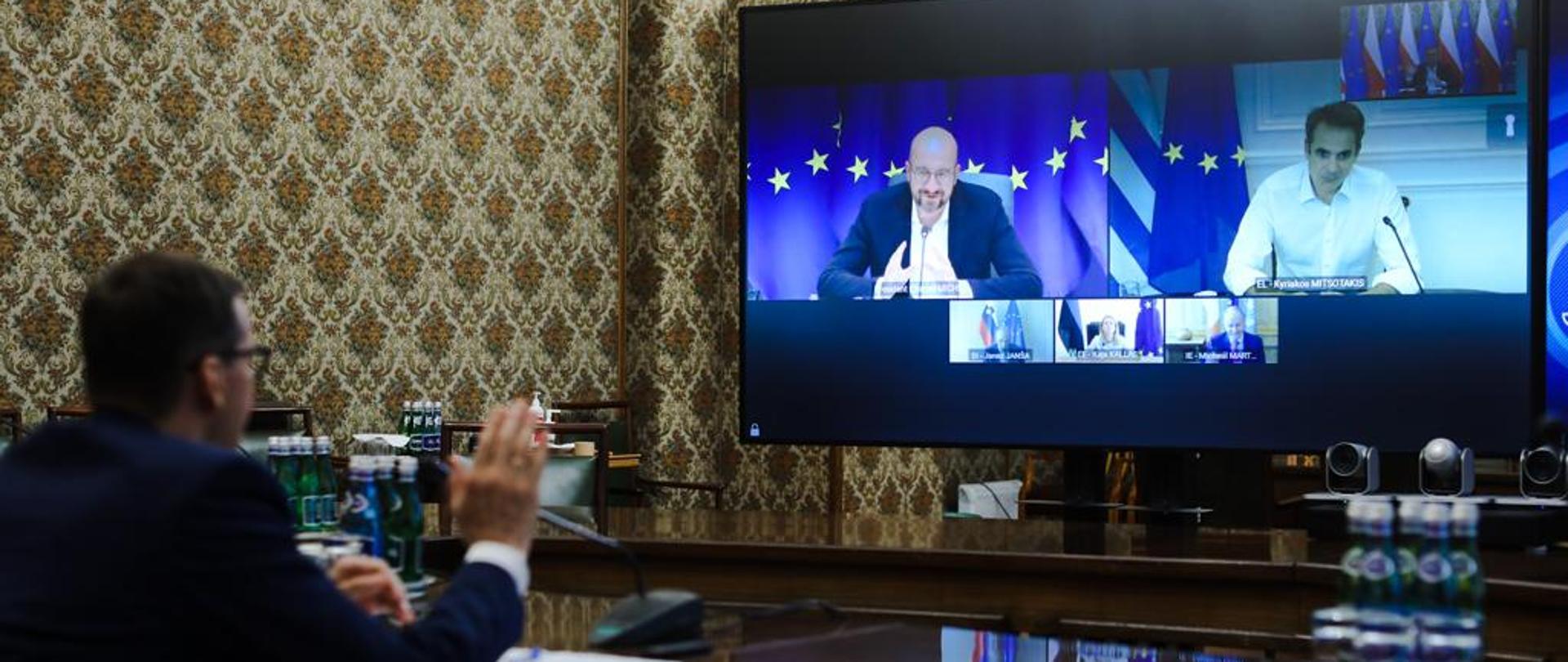 Widok zza premiera na trwającą wideokonferencję.