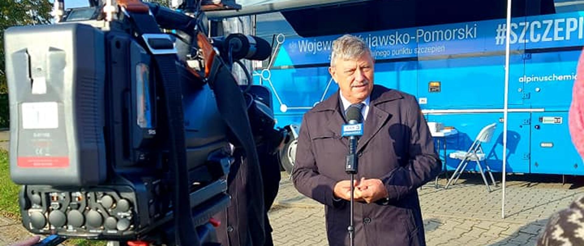 Wicewojewoda podczas inauguracji trasy szczepionkobusa w powiecie brodnickim