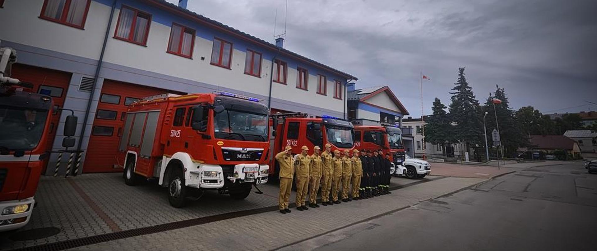 Hołd zmarłemu żołnierzowi oddany przez funkcjonariuszy PSP w Staszowie.