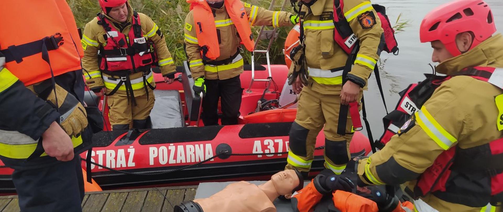 Widoczny zalew w Siemianówce, łódź ratownicza, służ by psp wraz z pozorowanymi poszkodowanymi na pomoście