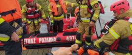 Widoczny zalew w Siemianówce, łódź ratownicza, służ by psp wraz z pozorowanymi poszkodowanymi na pomoście