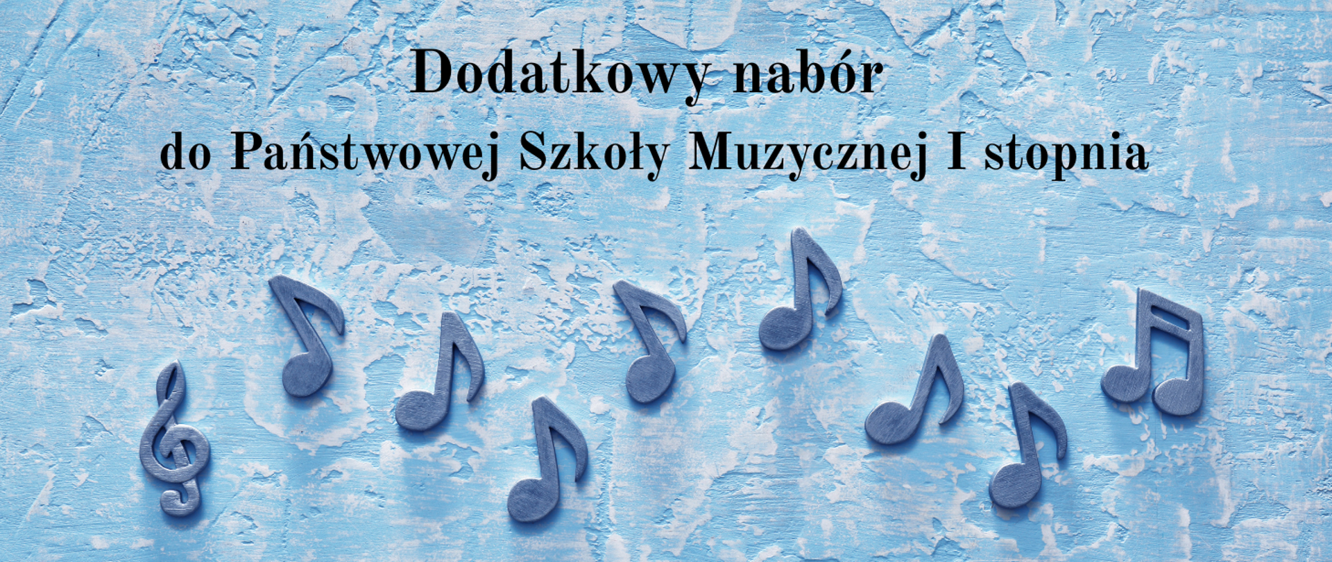 Plakat z niebieskim tłem. Na dole porozrzucane ósemki, szesnastki nutki i klucz wiolinowy. Na górze czarny napis "Dodatkowy nabór do szkoły muzycznej I stopnia"