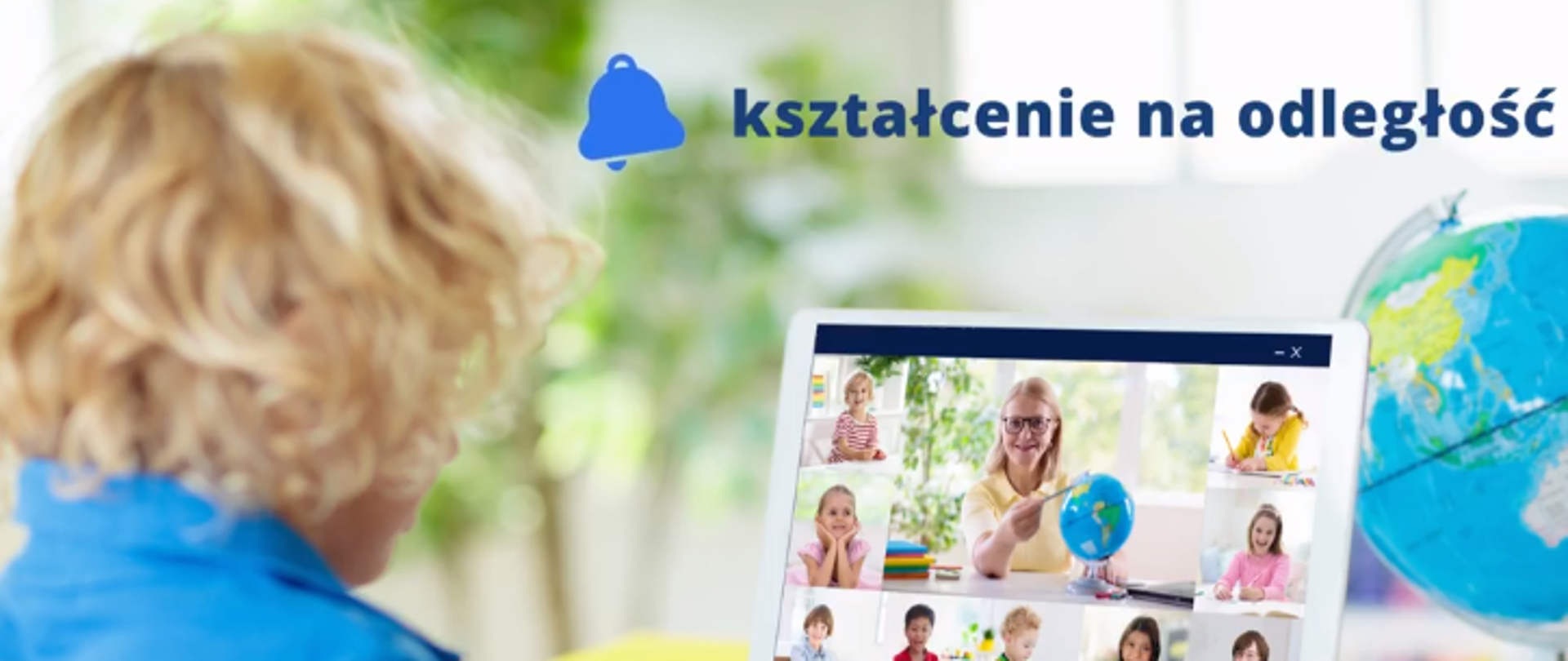 Dziecko siedzące przy komputerze. Na ekranie komputera uczące się dzieci i nauczycielka trzymająca globus. Nad komputerem napis Rekrutacja 2021/2021 kształcenie na odległość i ikona dzwonka. 