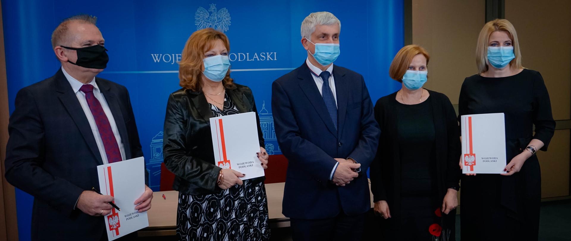 Podpisanie przez wojewodę podlaskiego oraz burmistrzów Ciechanowca i Stawisk umów na utworzenie centrów opiekuńczo-mieszkalnych