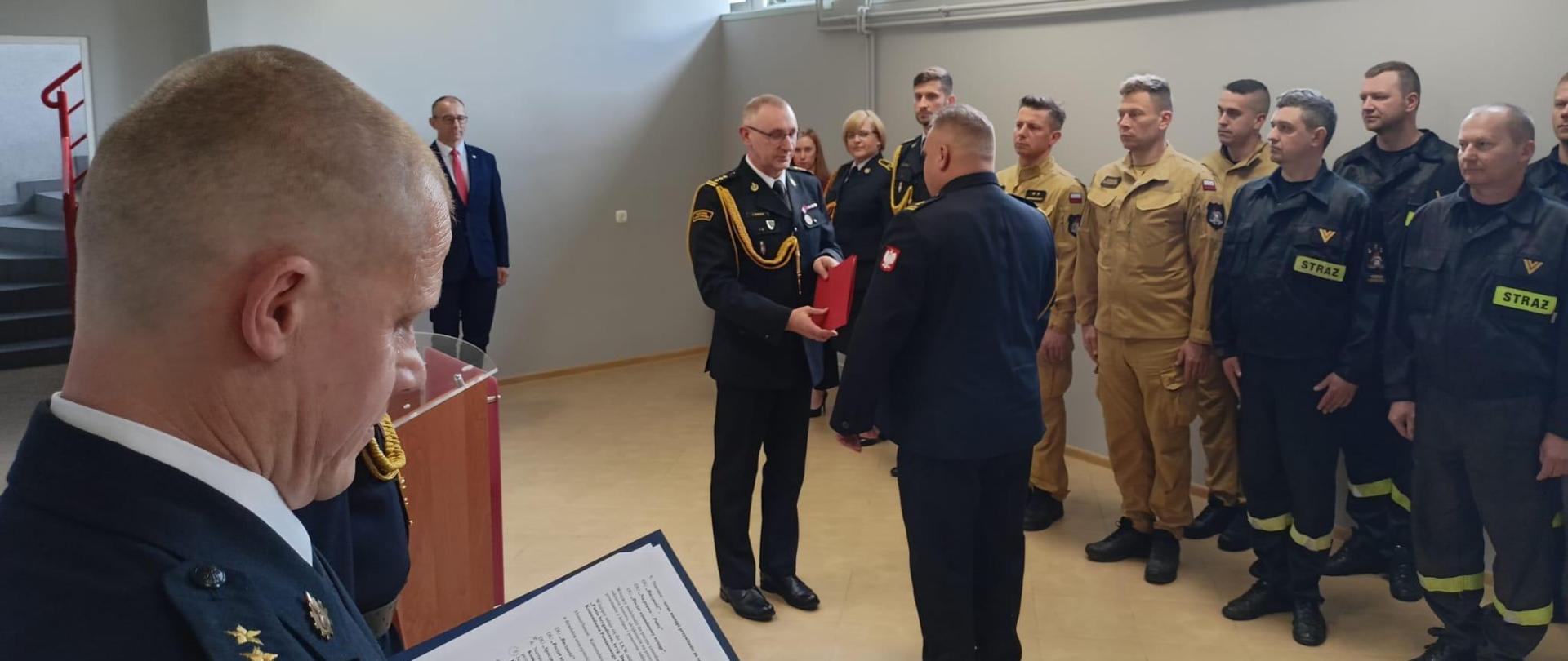 Na fotografii Lubuski Komendant Wojewódzki wręcza akt powołania komendanta powiatowego.