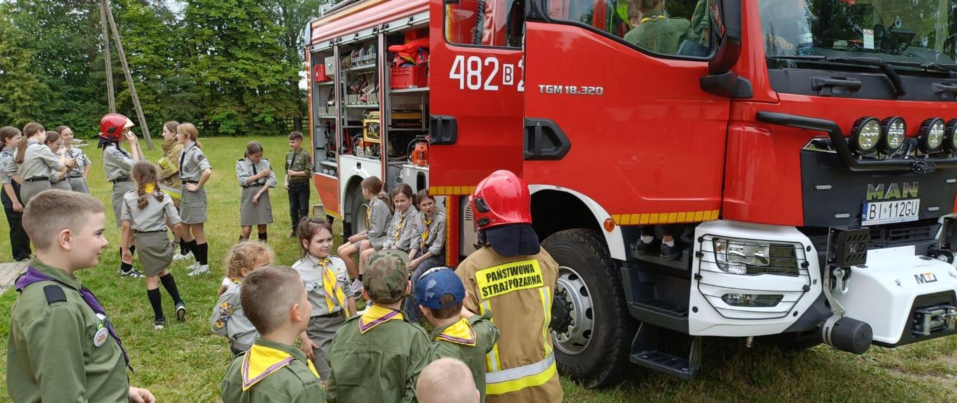 Wizyta strażaków w bazie harcerskiej "KAMIONEK" w Kamiennej Nowej