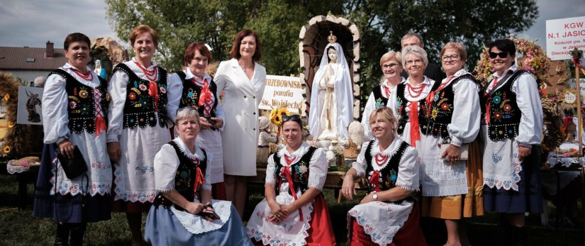 Wojewoda podkarpacki Ewa Leniart w otoczeniu delegacji z wieńcem dożynkowym 