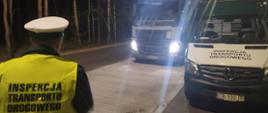 Na pierwszym planie inspektor kujawsko-pomorskiej ITD. W tle ciężarówka wjeżdżająca na inspekcyjne wagi.