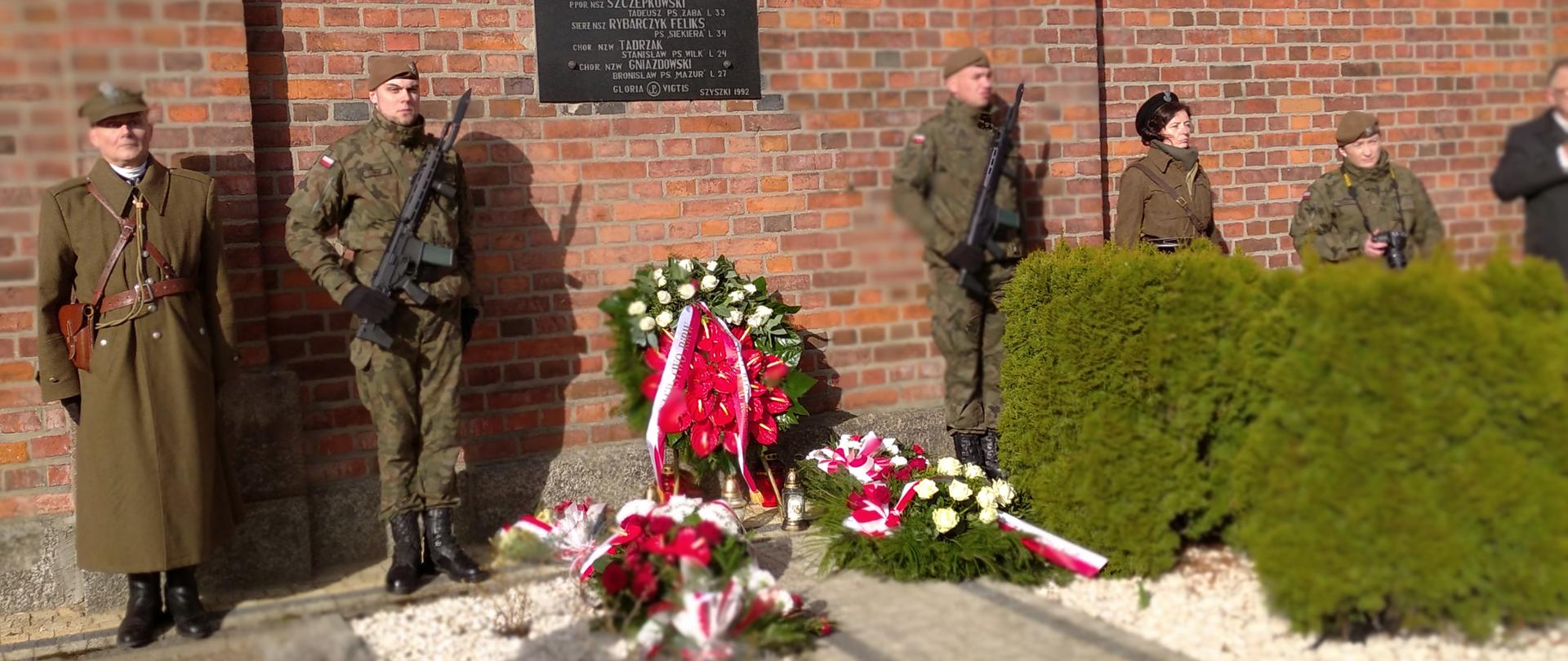 Na zdjęciu widać kobiety i mężczyzn