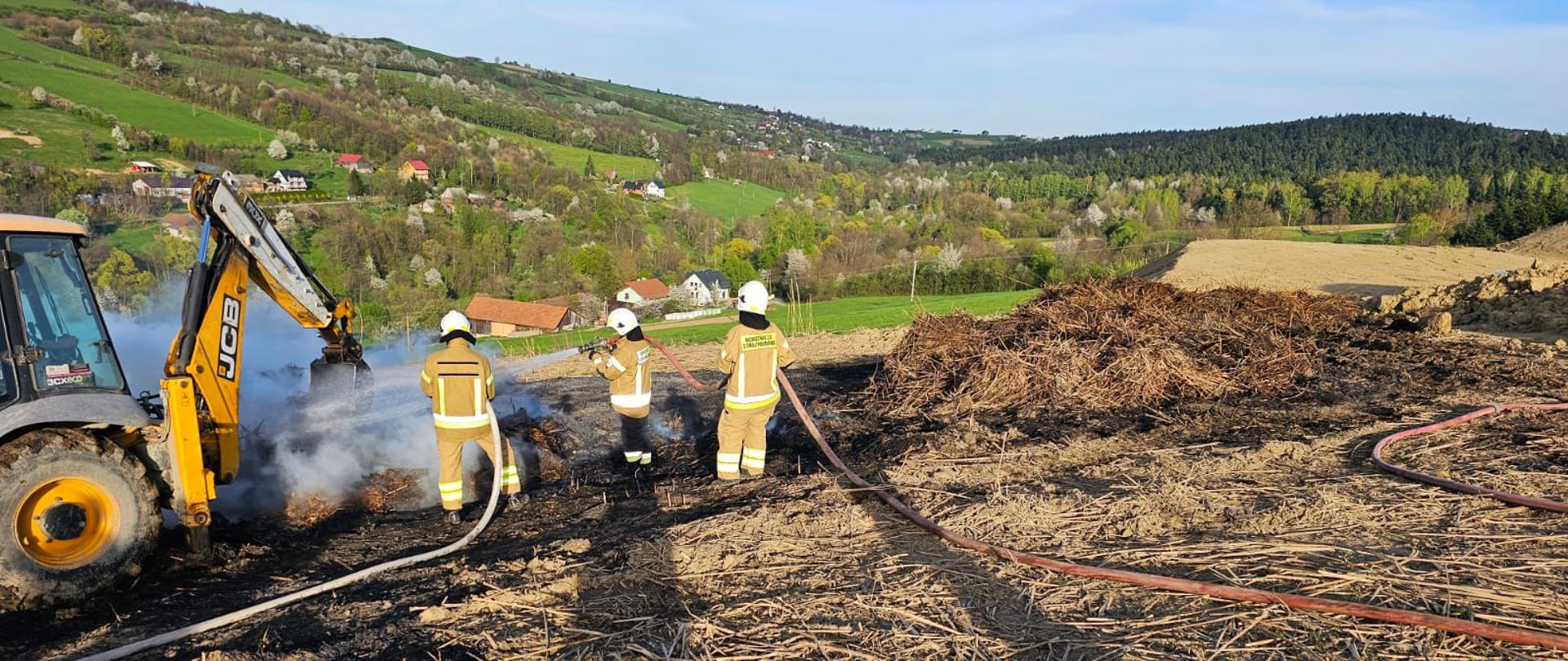 Strażacy gaszą pożar