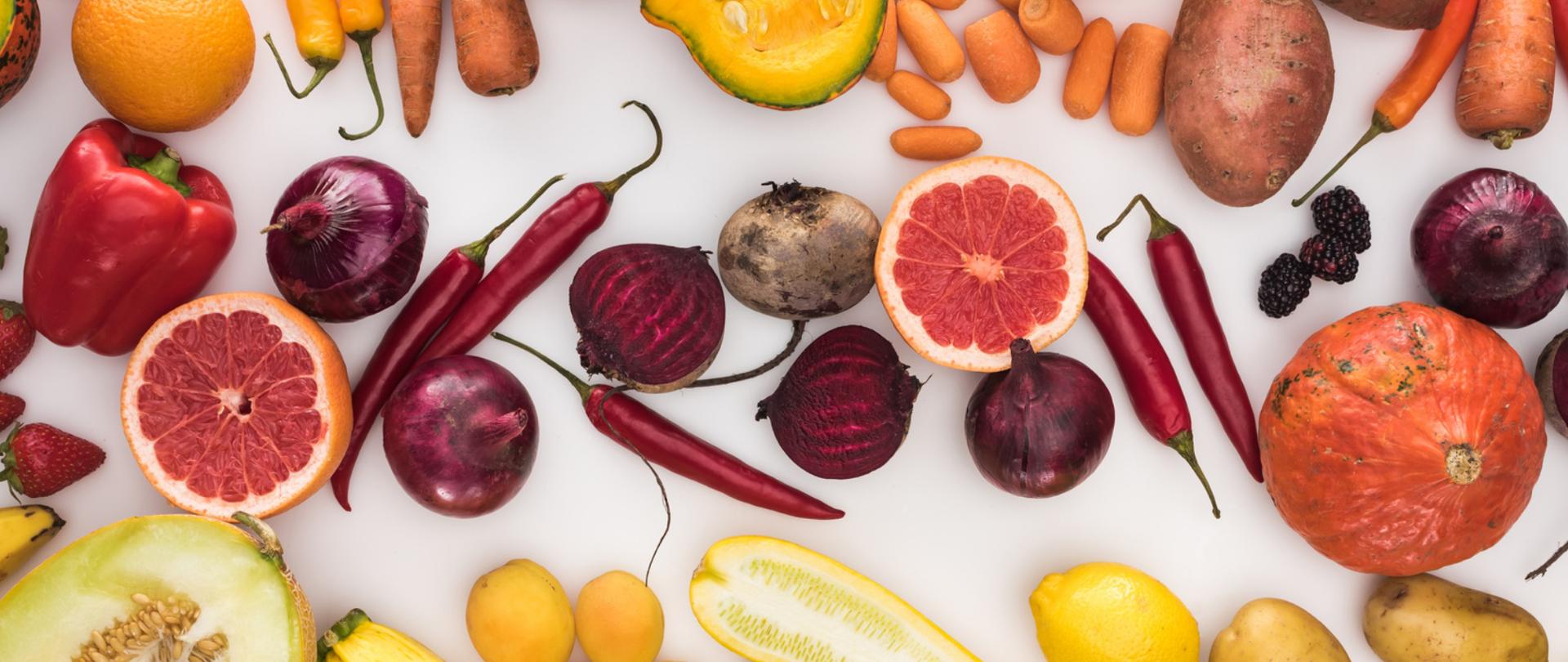 Na zdjęciu są warzywa i owoce.