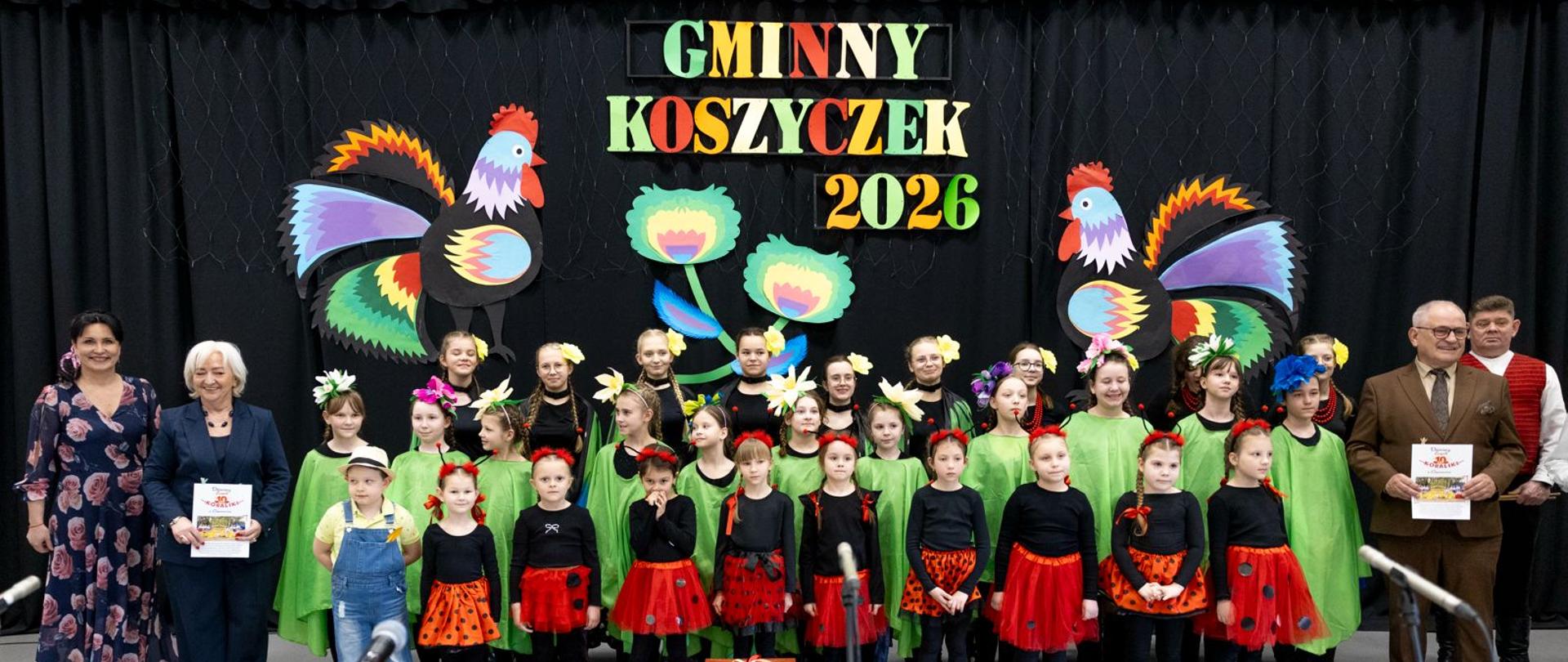 Wojewoda łódzki Dorota Ryl oraz I wicewojewoda Marek Mazur wspólnie z Dziecięcym Zespołem Ludowym Koraliki z Czarnocina 