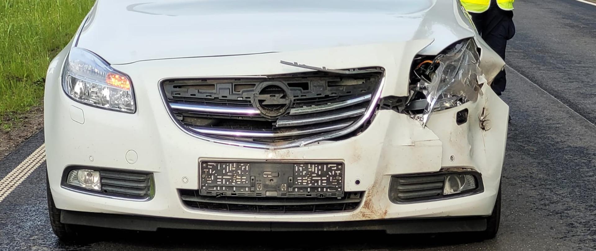 Opel Insignia z rozbitym lewym przodem