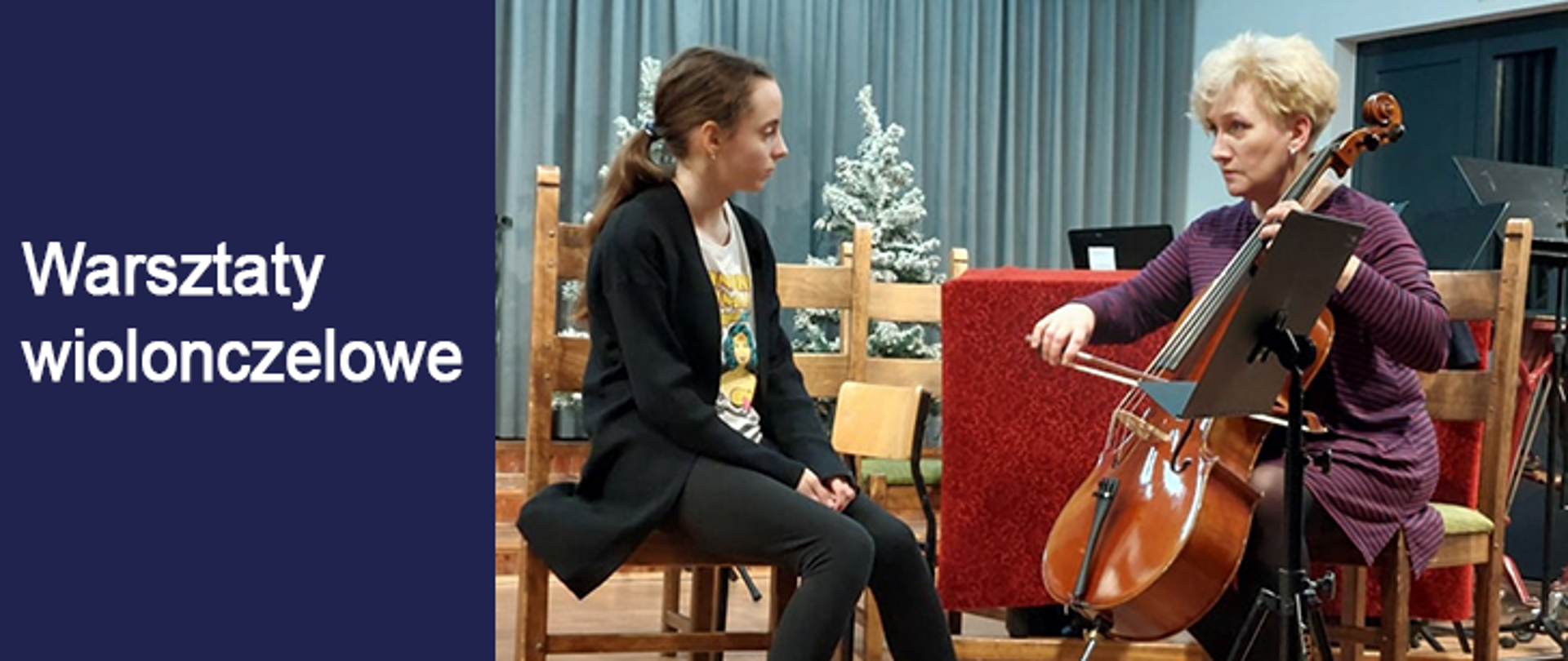 infografika, po lewej stronie na granatowym tle napis biały - Warsztaty wiolonczelowe, po prawej stronie zdjęcie sala koncertowa, scena uczennica siedzi i słucha , wykładowca demonstruje grę na wiolonczeli