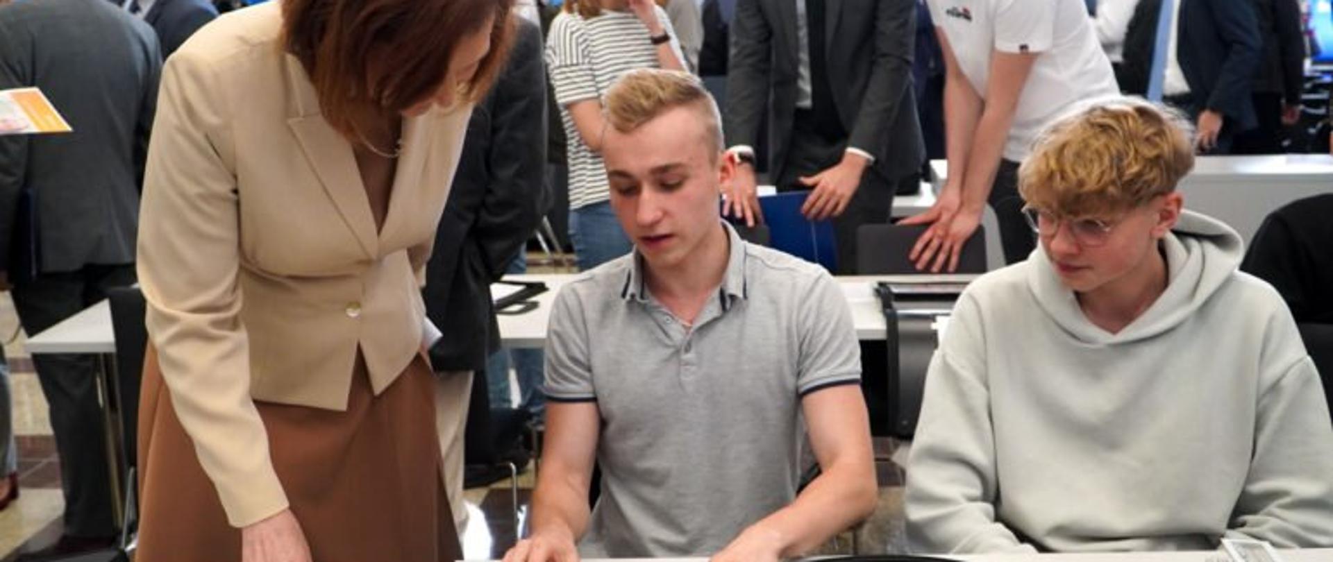 Wojewoda podkarpacki Ewa Leniart rozmawia z uczestnikami klasy doświadczalnej na Politechnice Rzeszowskiej