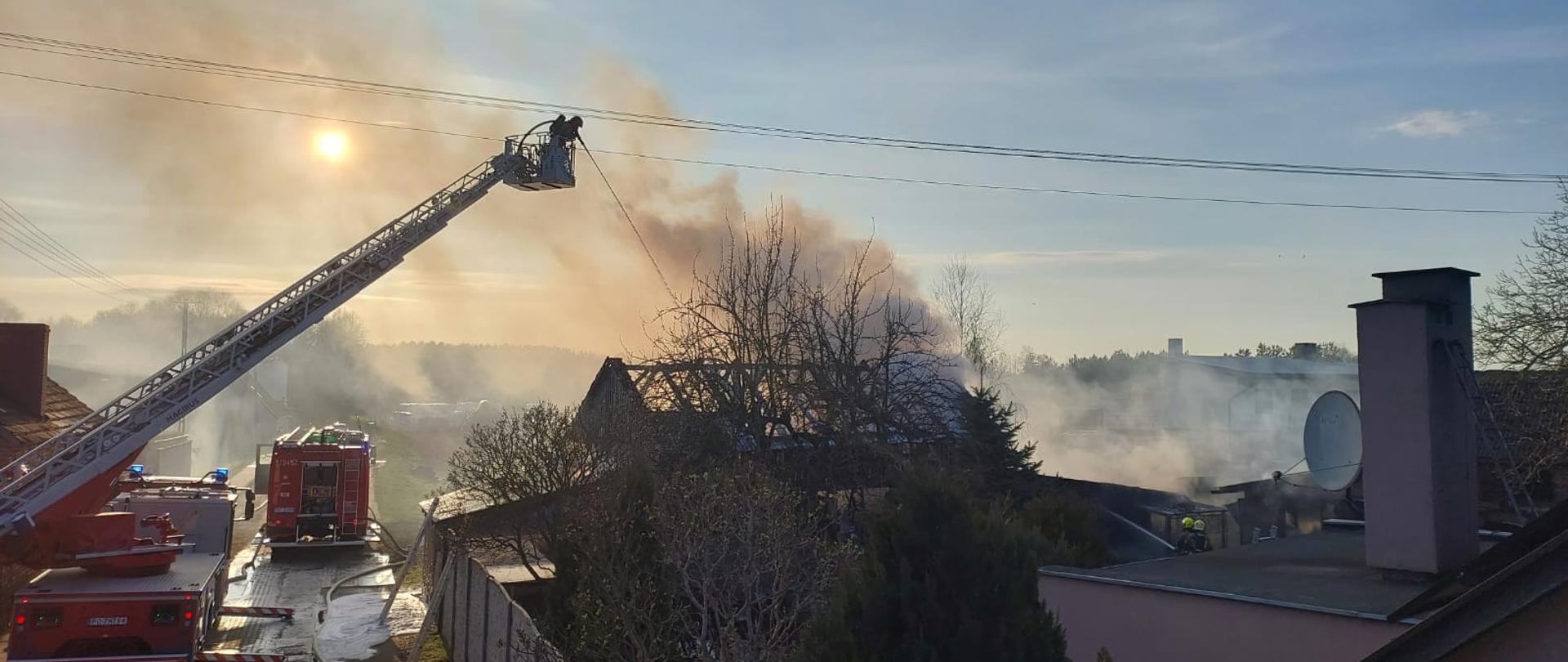 Działania gaśnicze strażaków