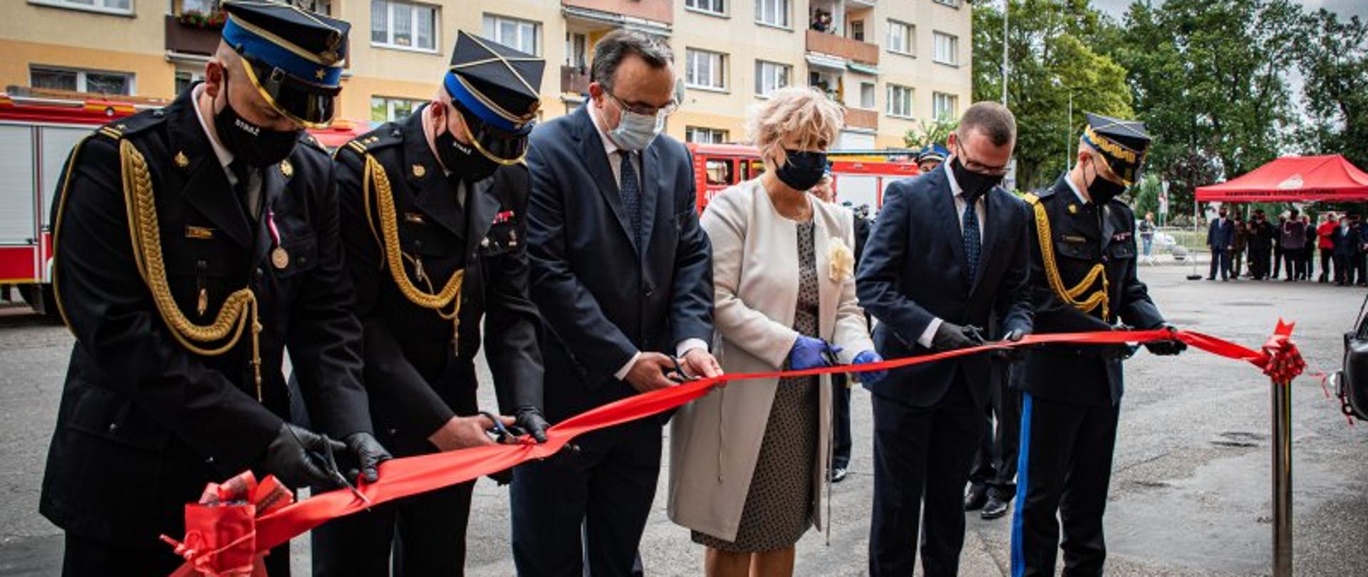 Otwarcie zmodernizowanej Komendy Powiatowej PSP w Choszcznie – na zdjęciu uroczyste przecięcie wstęgi 