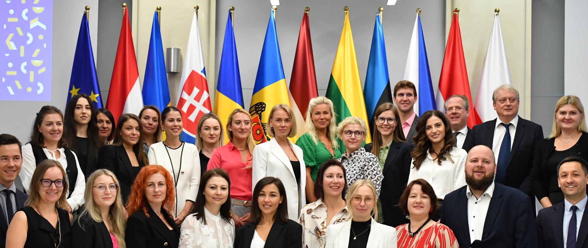 Oficjalne zdjęcie na tle flag m.in. Polski, Mołdawii, Ukrainy i Unii Europejskiej