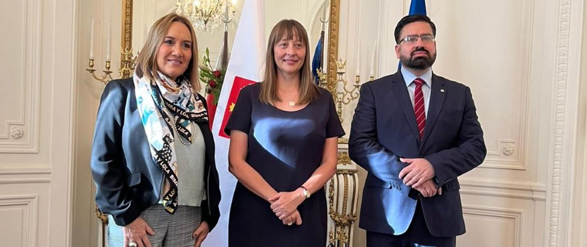 Przedstawiciele rządu Paragwaju w Ambasadzie RP w Buenos Aires (od lewej) Cynthia F. Lacroix, dyrektor generalny ds. polityki dwustronnej w Ministerstwie Spraw Zagranicznych Paragwaju, Aleksandra Piątkowska, Ambasador RP i Ruben Capdevila Yampey, minister kultury Paragwaju.