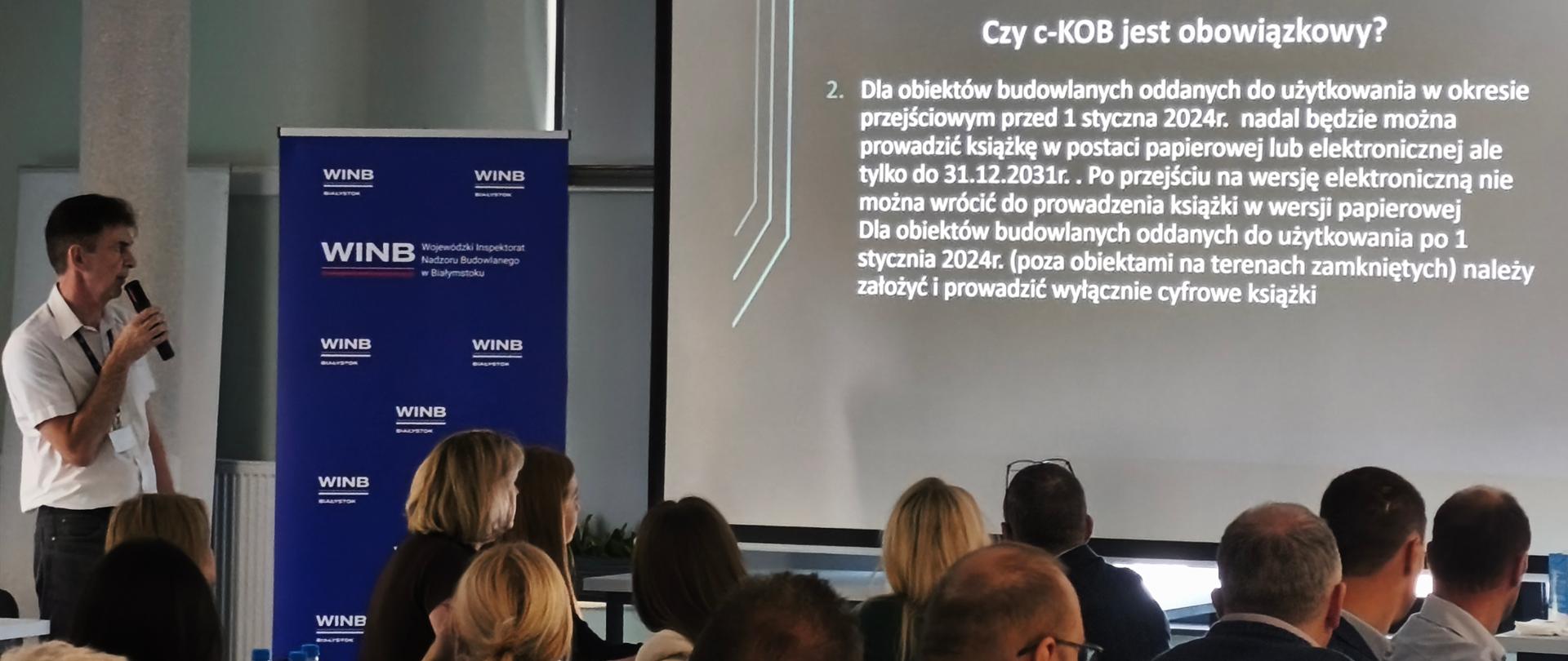 Mężczyzna prowadzący szkolenie.