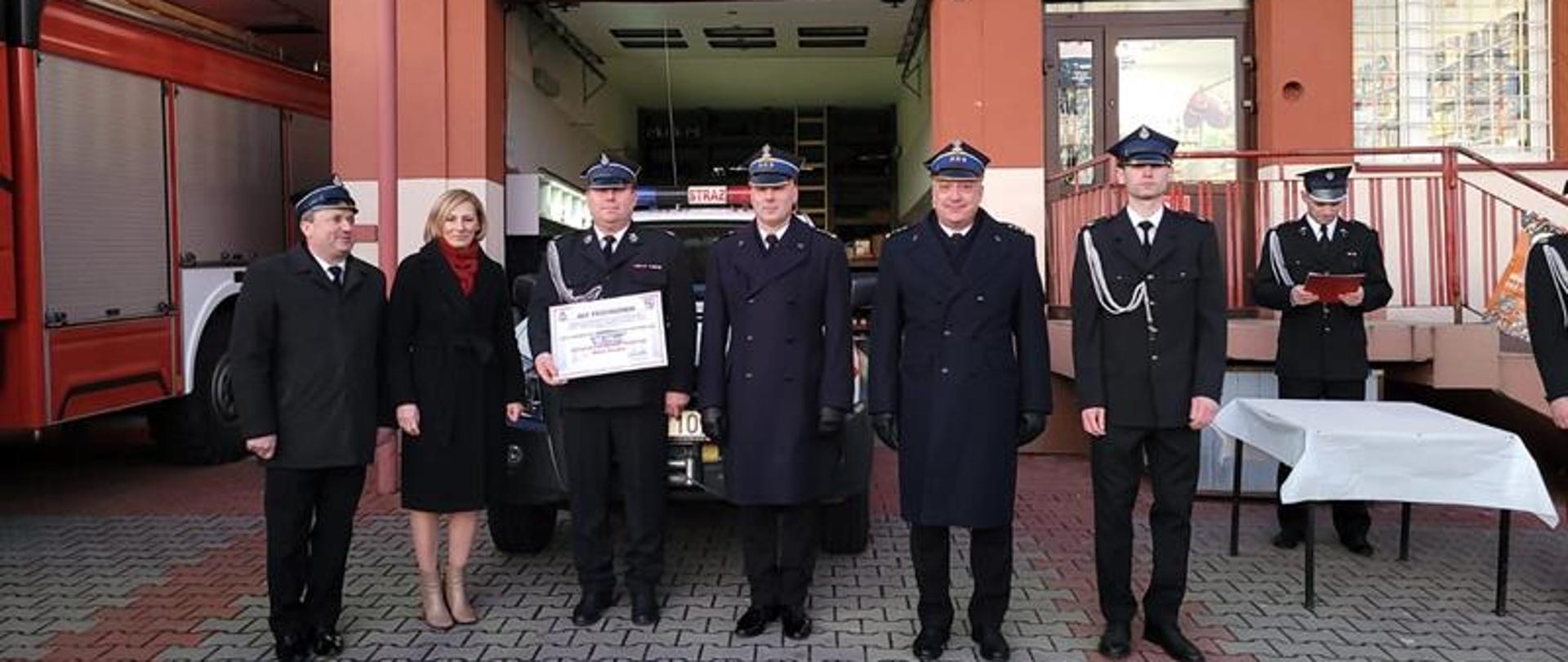 Druhowie w asyście zaproszonych gości oraz przedstawicieli Komend wojewódzkich i powiatowych PSP